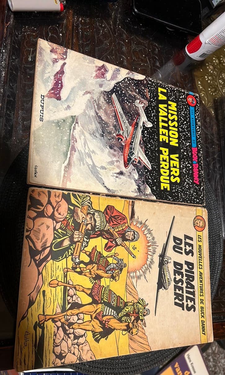 2 x franse oude buck danny / 1x uit 1952 de rechte en 1x1966, Meerdere stripboeken, Ophalen of Verzenden, Gelezen