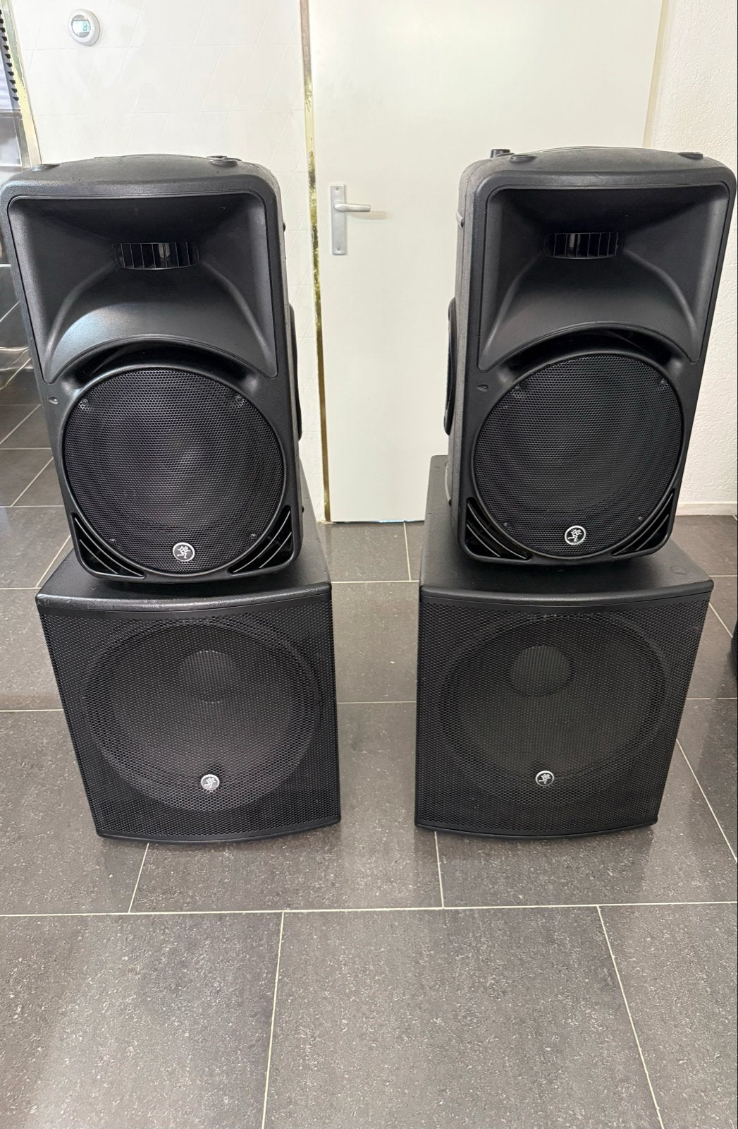 Mackie SRM 450 v3 tops en SRM 1801 subs speakerset, Inclusief kabels, Speakerset, Zo goed als nieuw, Ophalen