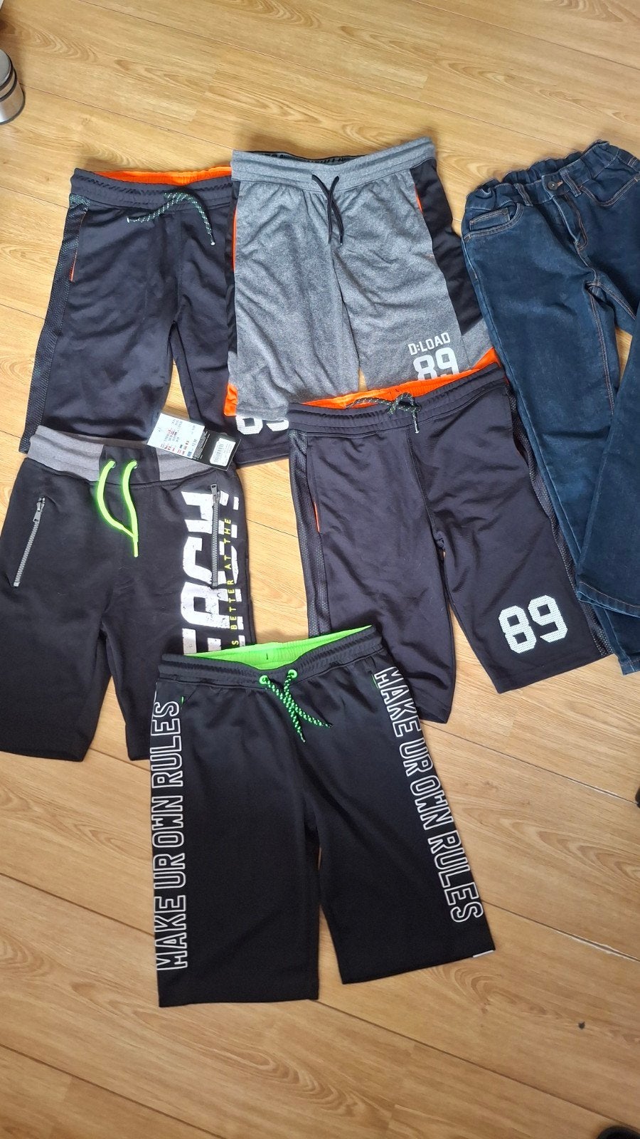 Kledingset: 5 sportbroekjes, 1 jeans, 2 hemdjes 134/140, Ophalen of Verzenden, Zo goed als nieuw, Setje, Hema (hemdjes)