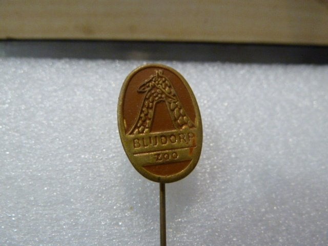 Vintage Blijdorp Zoo Speldje met Giraffe, Verzamelen, Ophalen of Verzenden, Gebruikt, Dier of Natuur, Speldje of Pin