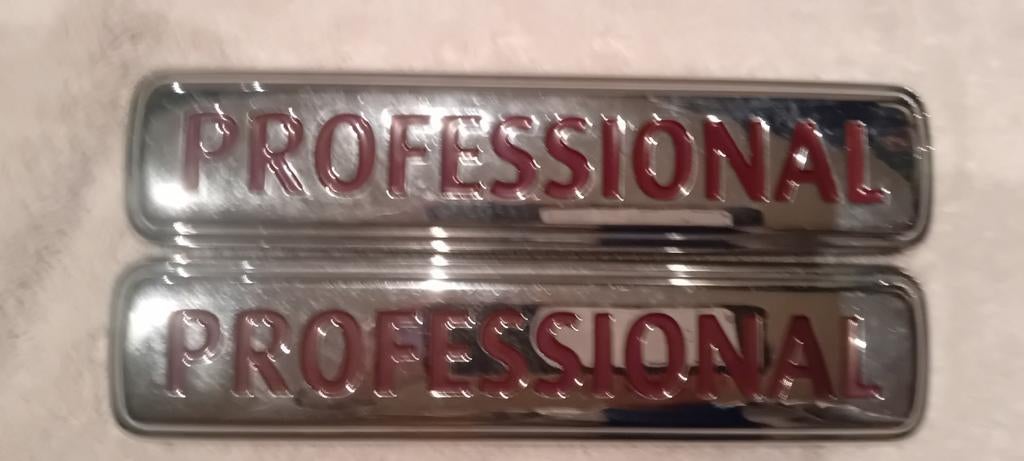 2x 'PROFESSIONAL' Auto Emblemen, Verzamelen, Automerken, Motoren en Formule 1, Ophalen of Verzenden, Gebruikt, Auto's