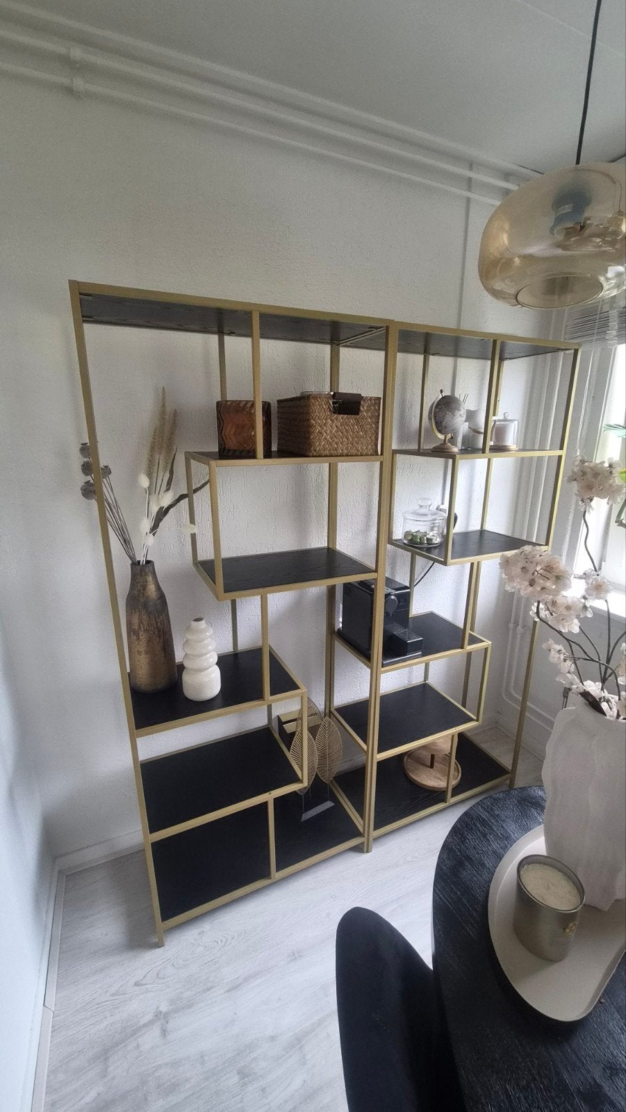 Stijlvolle Zwarte en Gouden Open Boekenkast/Kast, Ophalen, Met plank(en), 100 tot 150 cm, 200 cm of meer
