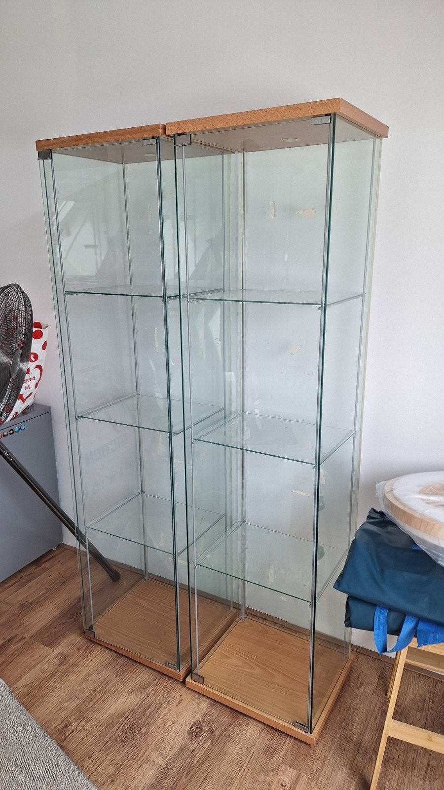 2 IKEA Rudsta vitrines gratis, Ophalen, Gebruikt, 50 tot 100 cm, Glas
