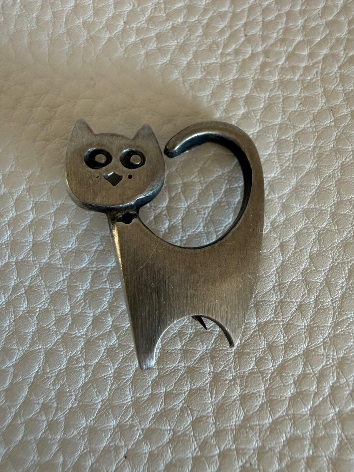 H134/Vintage Tinnen Kat/Poes broche ZWEDEN, Overige materialen, Gebruikt, Verzenden, Minder dan 4 cm