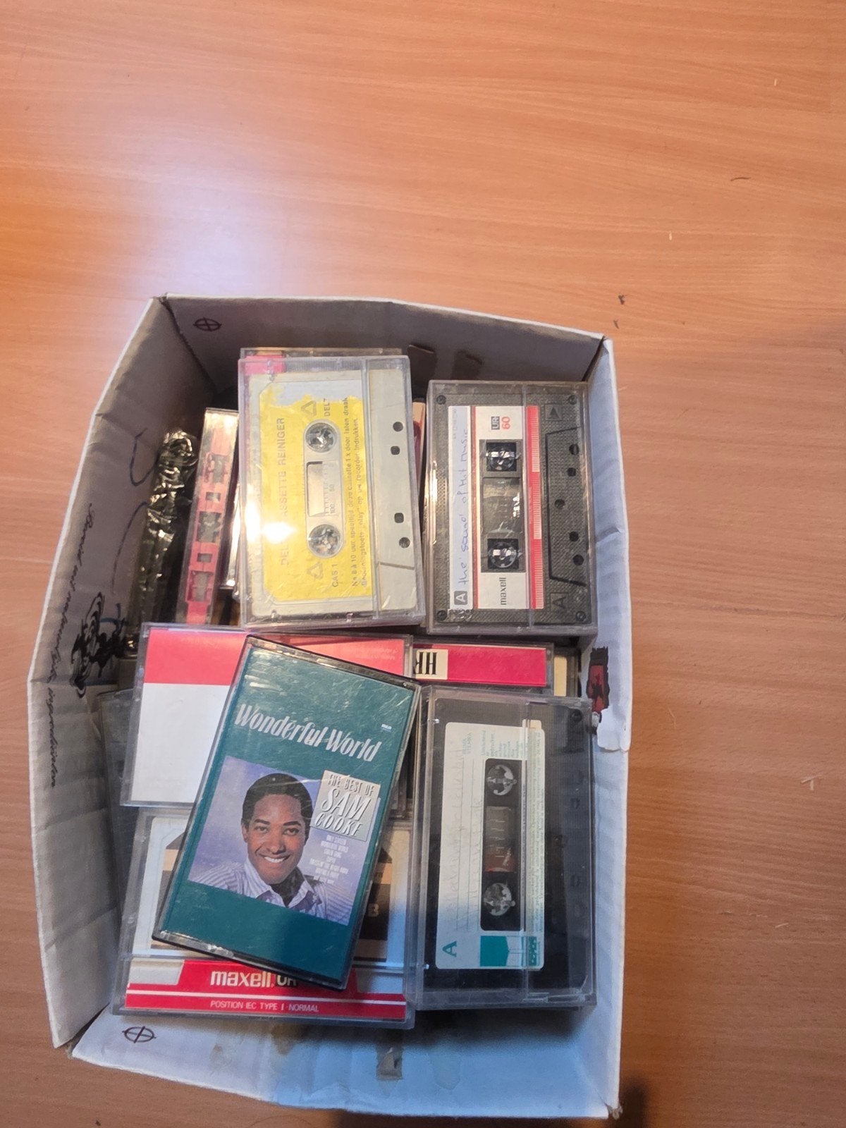 1 doos vol met heeeeel veel cassettebandjes, Ophalen