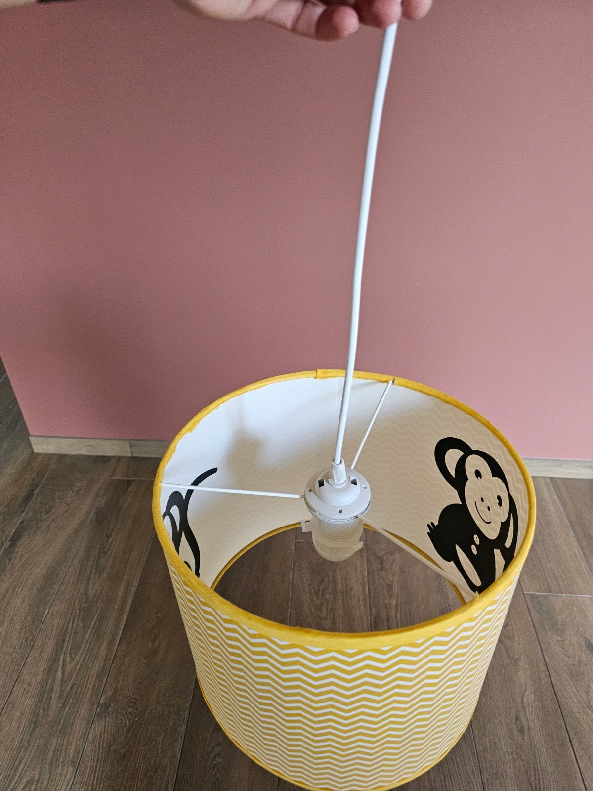 Okergele doorschijnende hanglamp met apen en zigzag motief, Huis en Inrichting, Ophalen, Zo goed als nieuw, Textiel, Kinderkamer, Speels, Modern