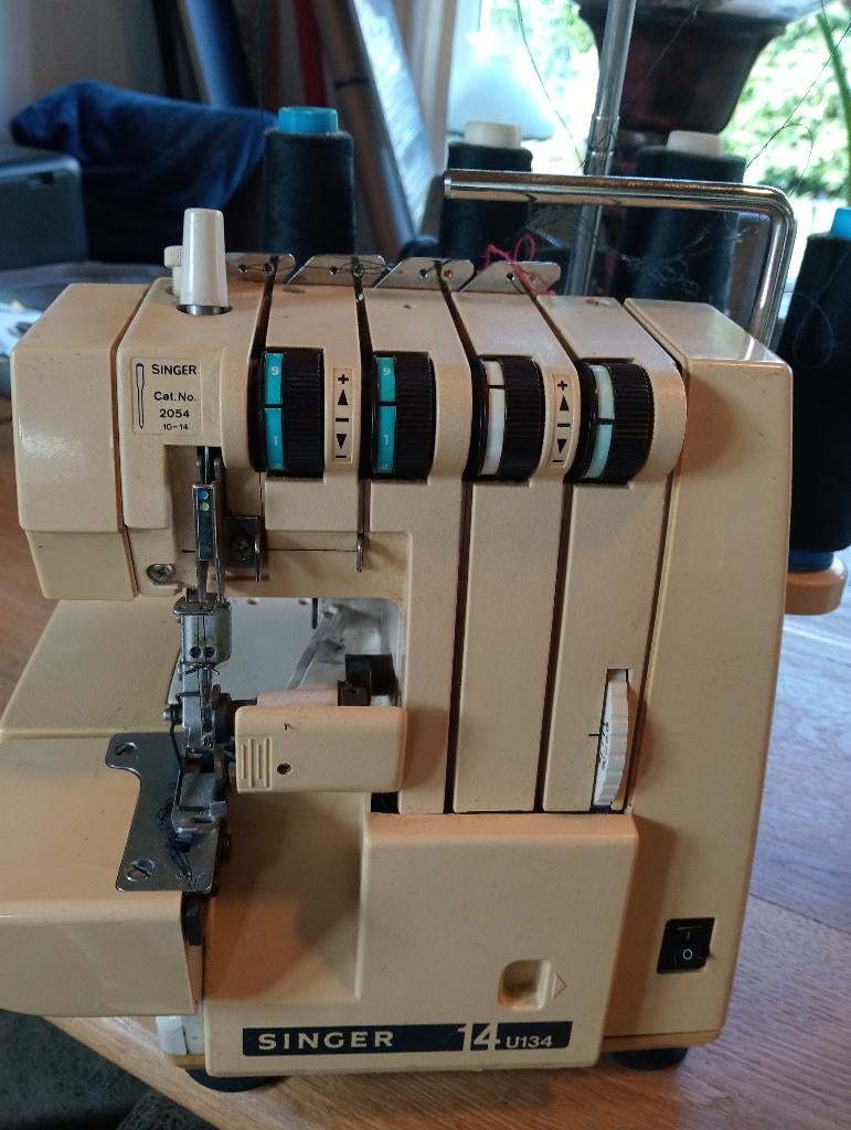Naaimachine, overlockmachine en borduurmachine, Hobby en Vrije tijd, Naaimachines en Toebehoren, Ophalen of Verzenden, Gebruikt