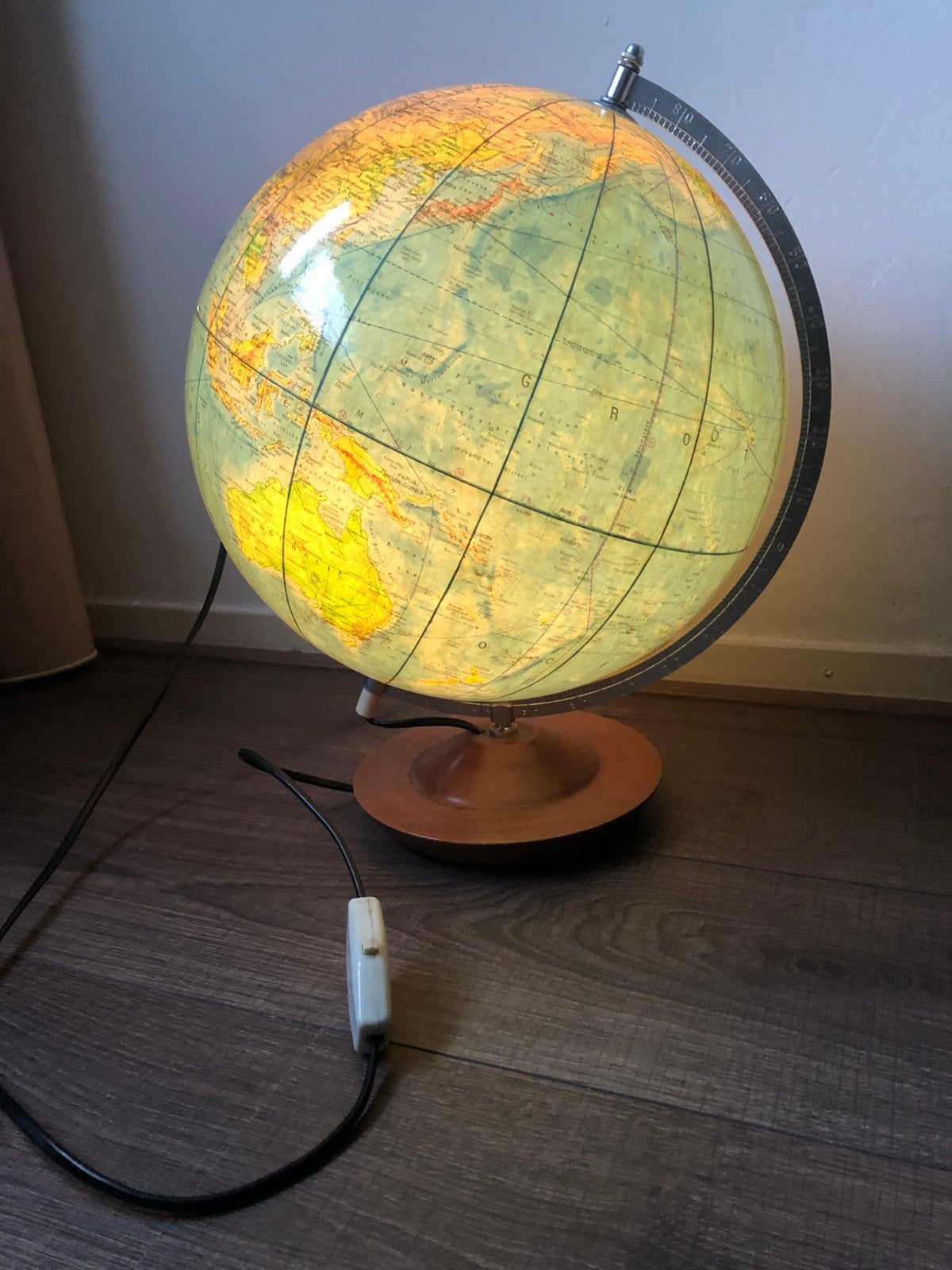 Wereldbol - globe met verlichting vintage 33 cm doorsnede, Huis en Inrichting, Woonaccessoires | Wereldbollen, Ophalen of Verzenden