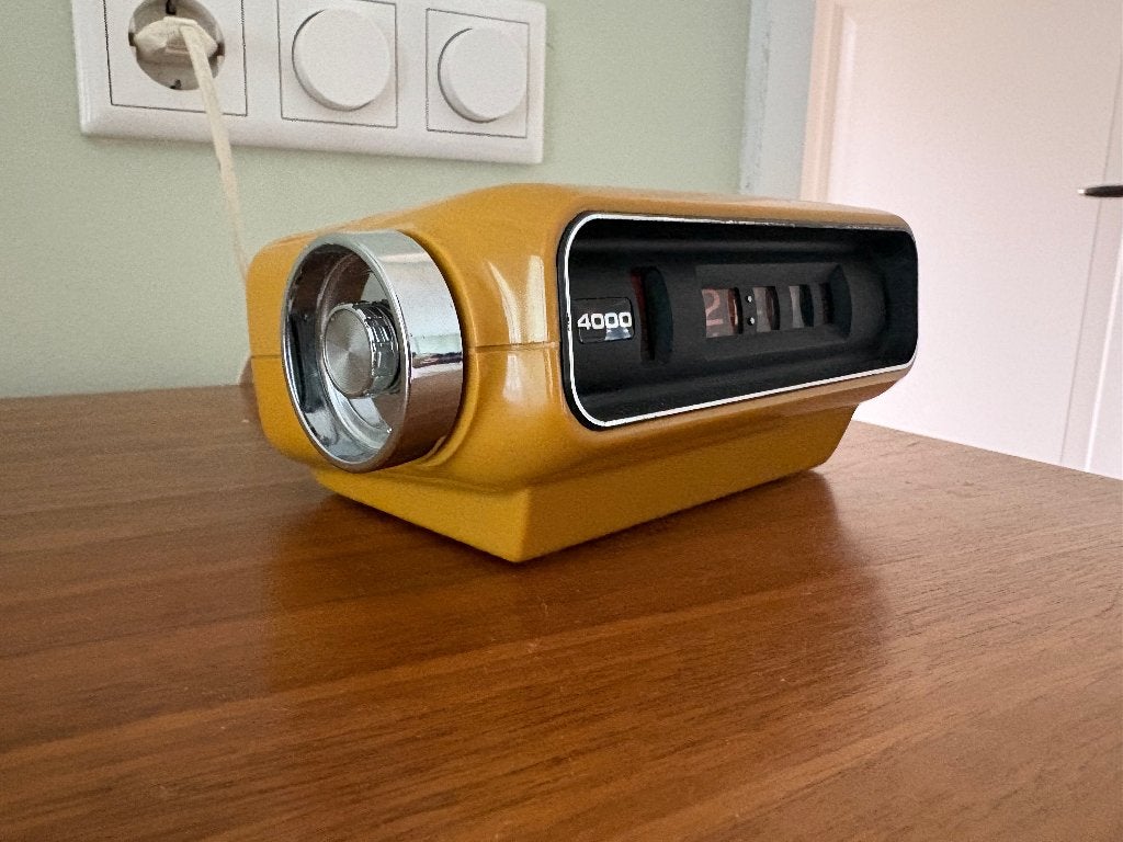 Sankyo 4000 space age design wekker oker geel Japan, Ophalen of Verzenden, Gebruikt, Analoog