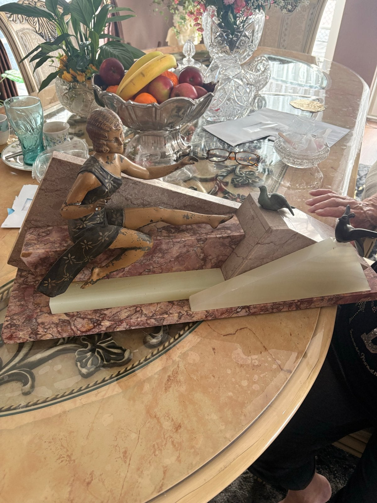 Franse Art Deco sculptuur: Dame met vogels op marmeren basis, Antiek en Kunst, Ophalen, Art deco, Gepatineerd, 20 - 50 cm