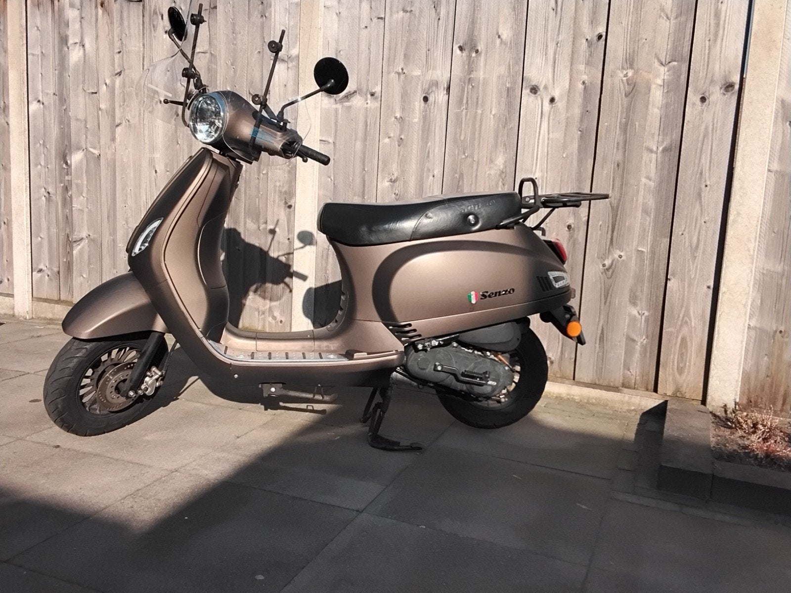 Zeer nette Senzo Riva Lux [lage km stand] [geel kenteken], Fietsen en Brommers, Scooters | Overige merken, Ophalen, Zo goed als nieuw