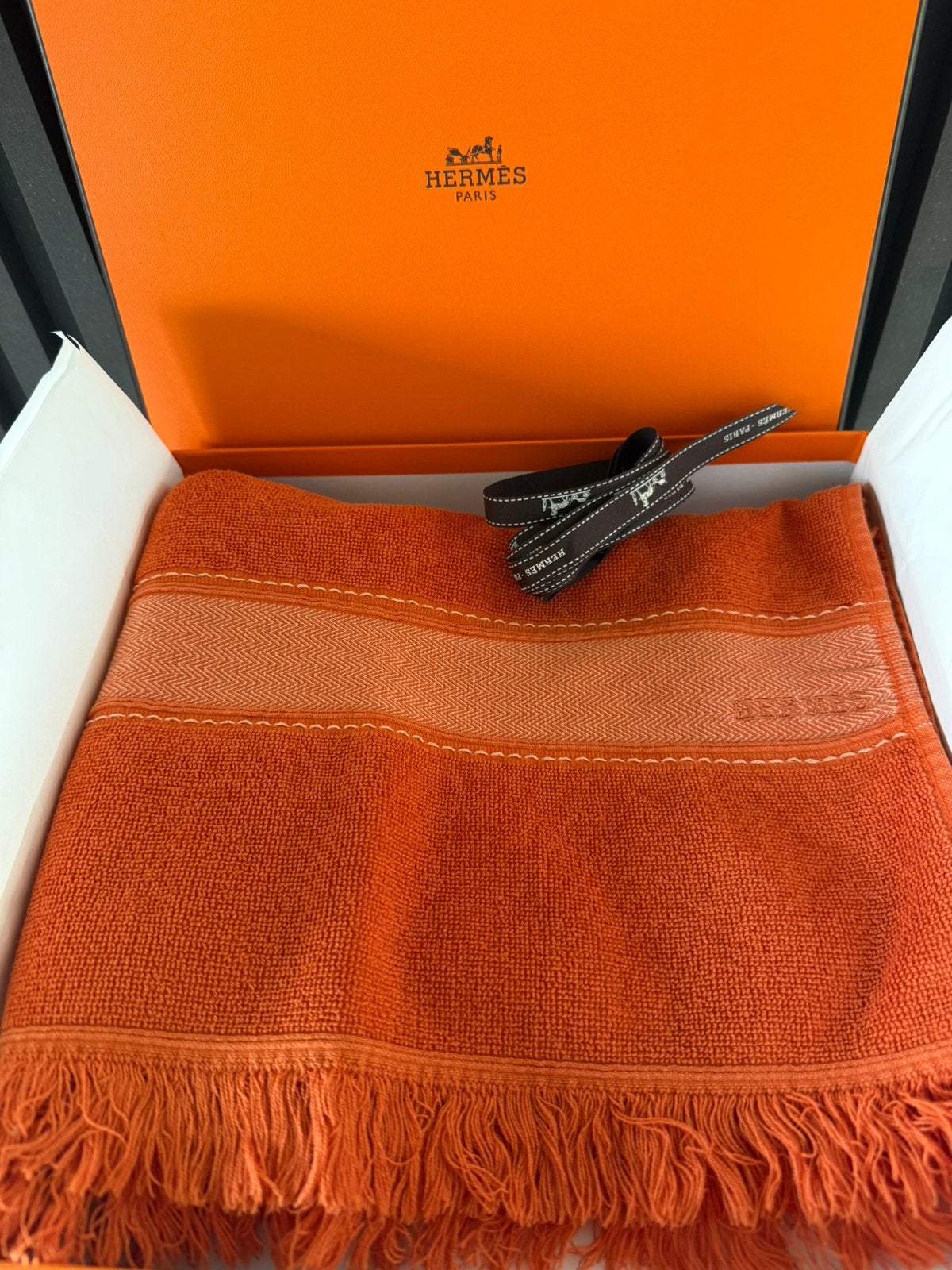 HERMES Orange Bath Beach Towel Logo Fringes in Box, Ophalen of Verzenden, Zo goed als nieuw, Oranje, Handdoek
