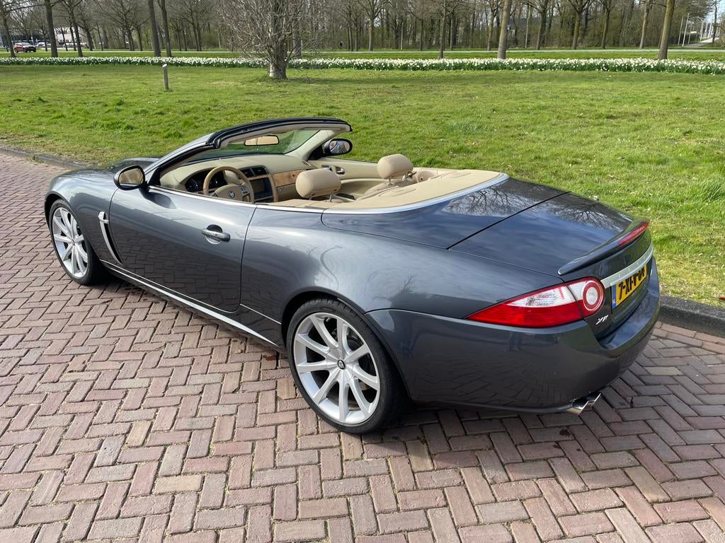 Jaguar XKR 4.2 Supercharged cabriolet weinig KMs 1e eigenaar, Auto's, Jaguar, Achterwielaandrijving, Cabriolet, Particulier, Dealer onderhouden
