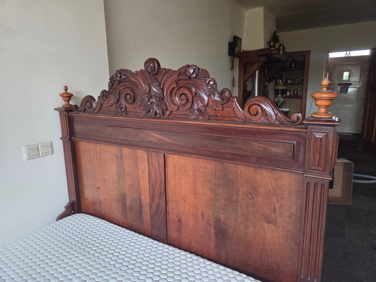 Antiek houten bed met sierlijk houtsnijwerk incl commode, Ophalen