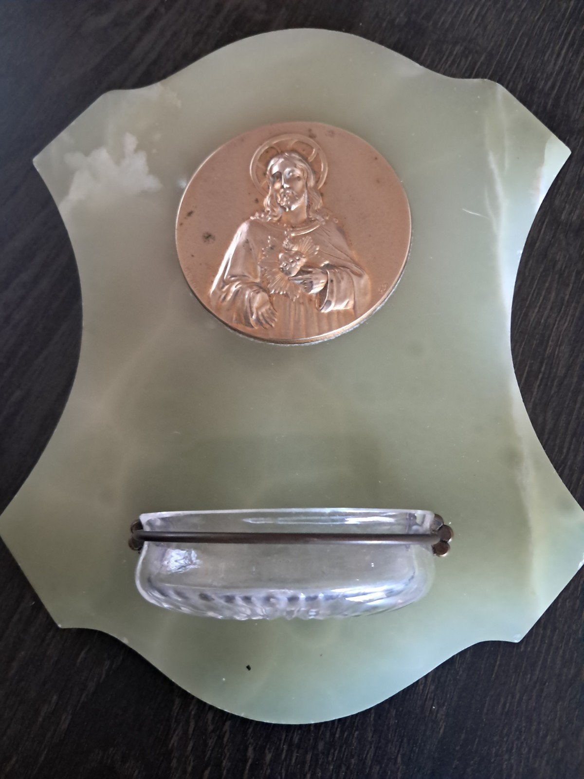 Antiek marmeren wijwaterbakje met Jezus-medaillon, Ophalen of Verzenden