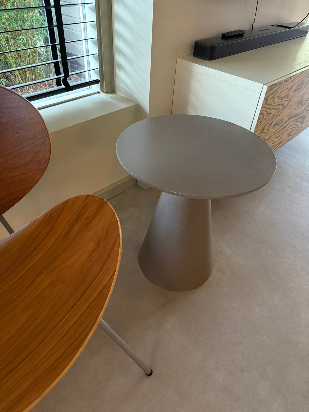 Cone bijzettafel kwantum rond hout modern design, Huis en Inrichting, Tafels | Bijzettafels, Minder dan 55 cm, Rond, Zo goed als nieuw