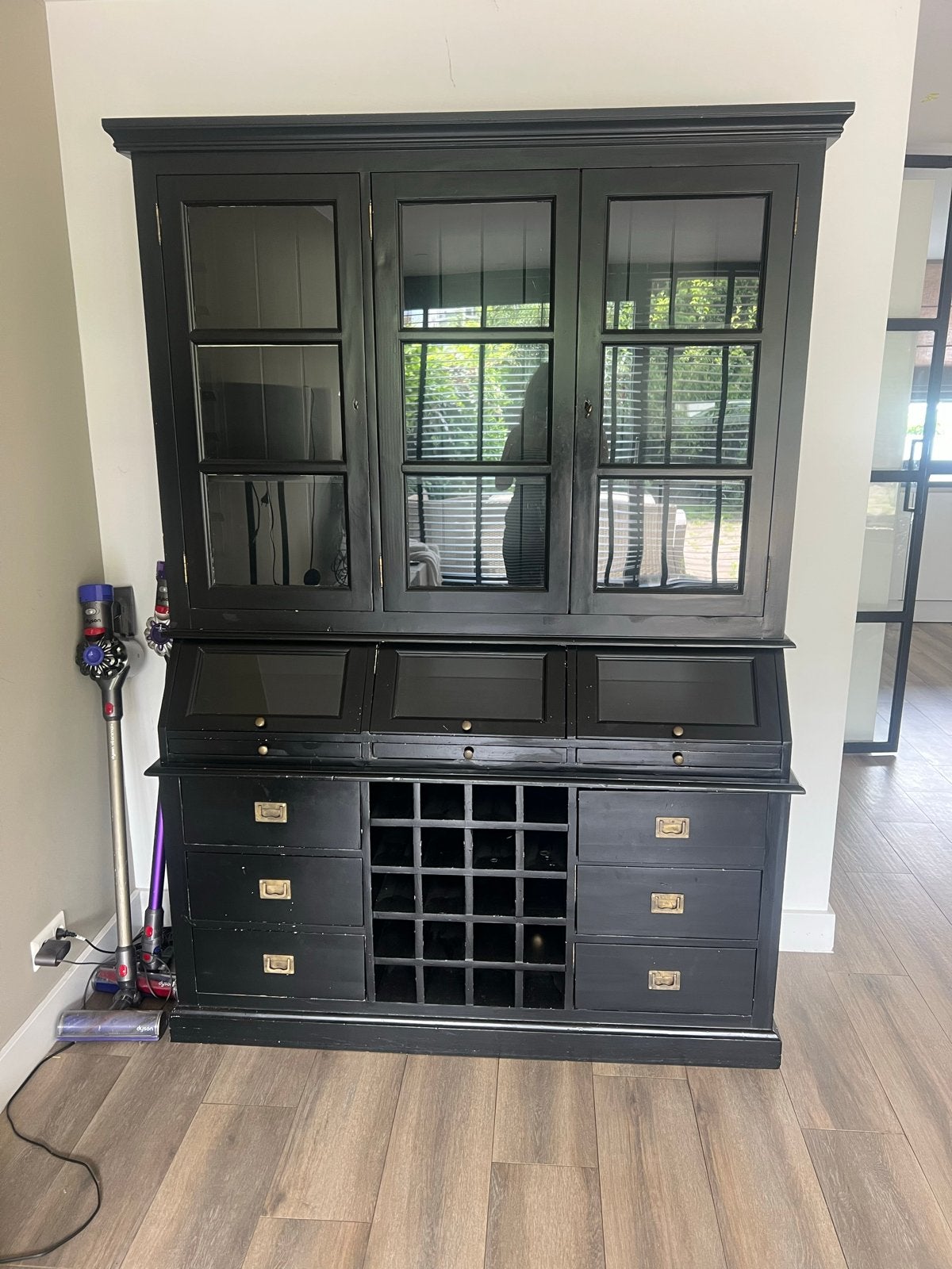 Mooie zwarte buffetkast met glas en wijnrek, Huis en Inrichting, Kasten | Buffetkasten, Ophalen, Gebruikt, 100 tot 150 cm, 200 cm of meer