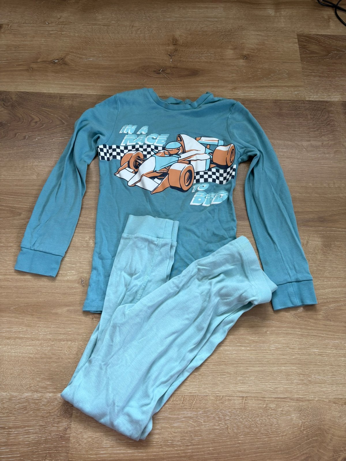 Pyjama race auto maat 122/128, Kinderen en Baby's, Kinderkleding | Maat 122, Ophalen of Verzenden, Nacht- of Onderkleding