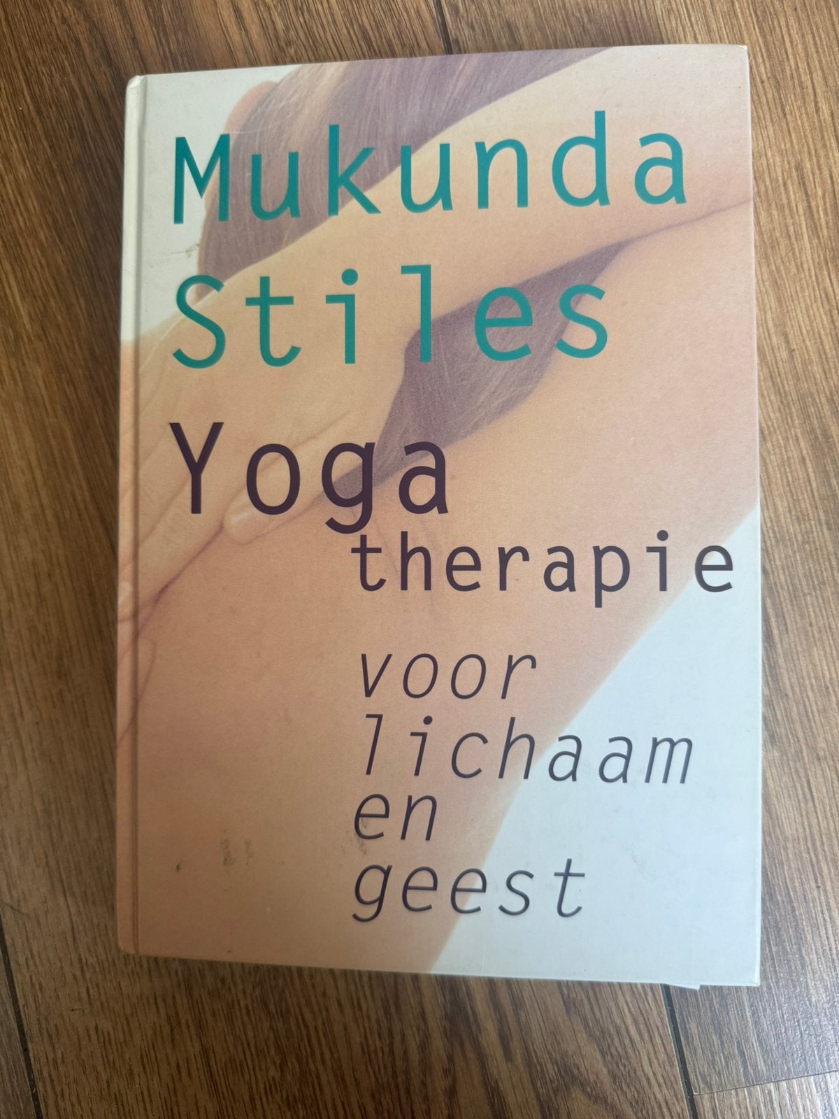 Yogatherapie voor lichaam en  geest- Mukunda Stiles, Ophalen of Verzenden, Zo goed als nieuw, Spiritualiteit algemeen, Overige typen