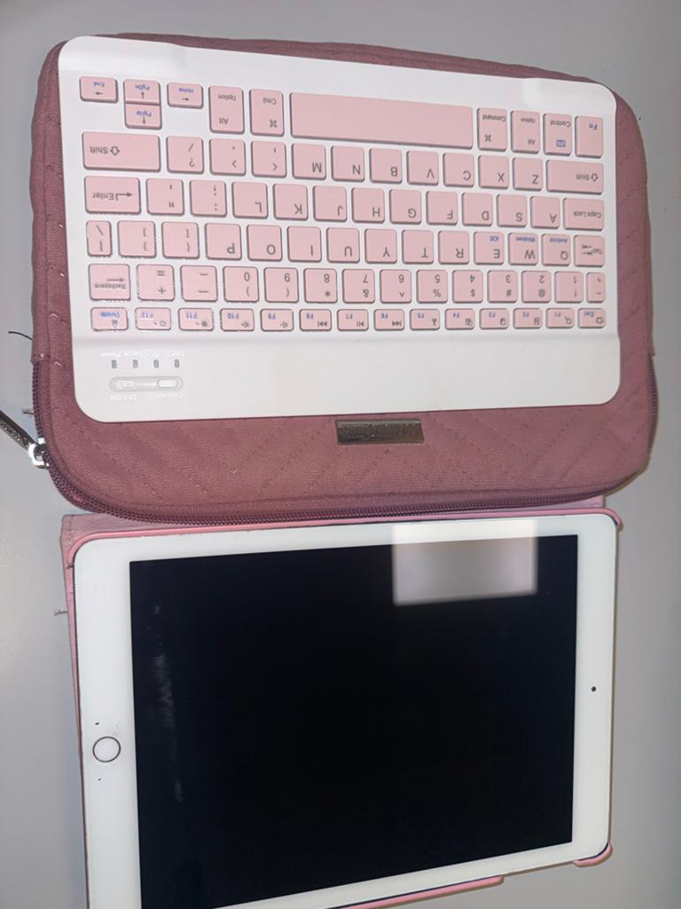 Apple iPad Air 2 32GB Wi-Fi met roze toetsenbordhoes, Computers en Software, Apple iPads, Gebruikt, 32 GB, Apple iPad Air, Grijs