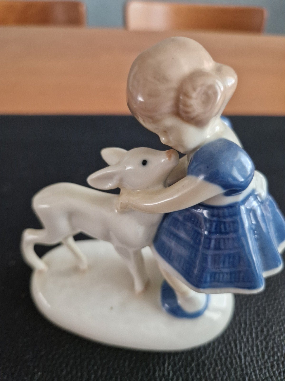Beeldje meisje met hertje - Porselein, Verzamelen, Ophalen of Verzenden, Zo goed als nieuw, Mens