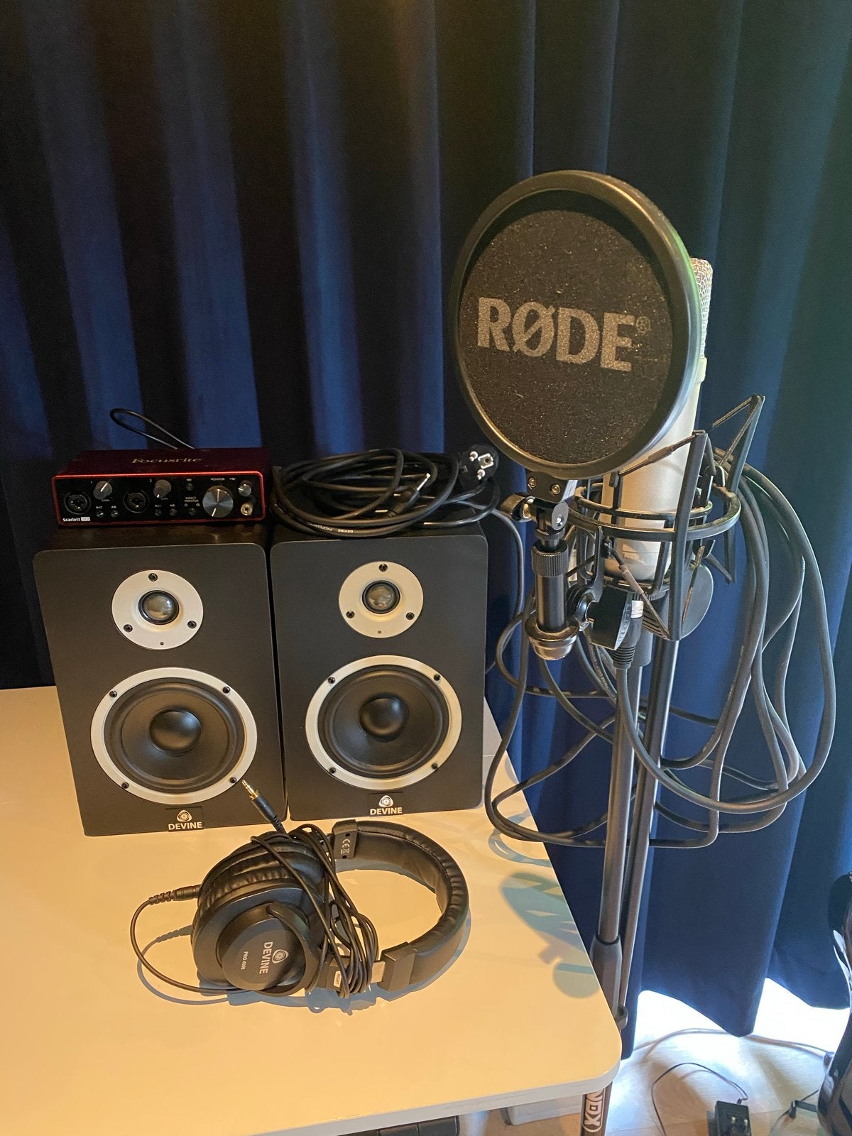 Complete Studio Set: Rode NT1, Devine Boxen, Focusrite, Kopt, Muziek en Instrumenten, Ophalen, Zo goed als nieuw