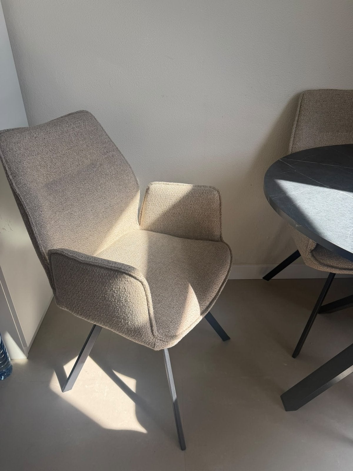 4 Eetkamerstoelen Raffy met armleuning - stof - beig, Huis en Inrichting, Overige kleuren, Ophalen of Verzenden, Zo goed als nieuw