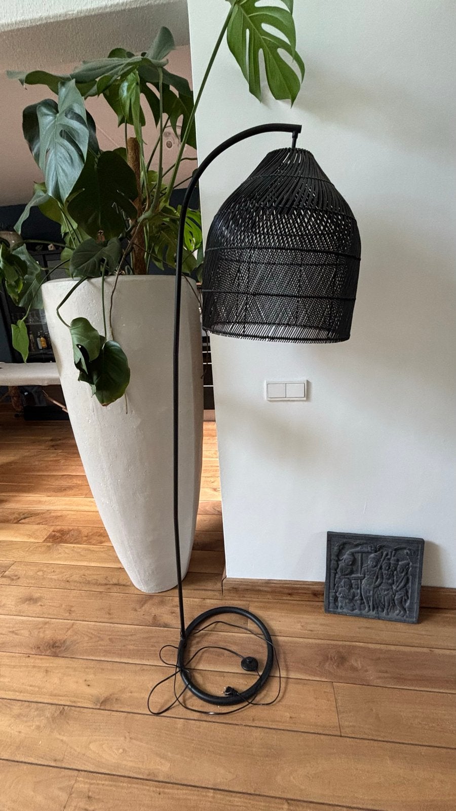 Zwarte rotan vloerlamp met metalen frame, Huis en Inrichting, Lampen | Vloerlampen, Ophalen, Gebruikt, Hout, 150 tot 200 cm