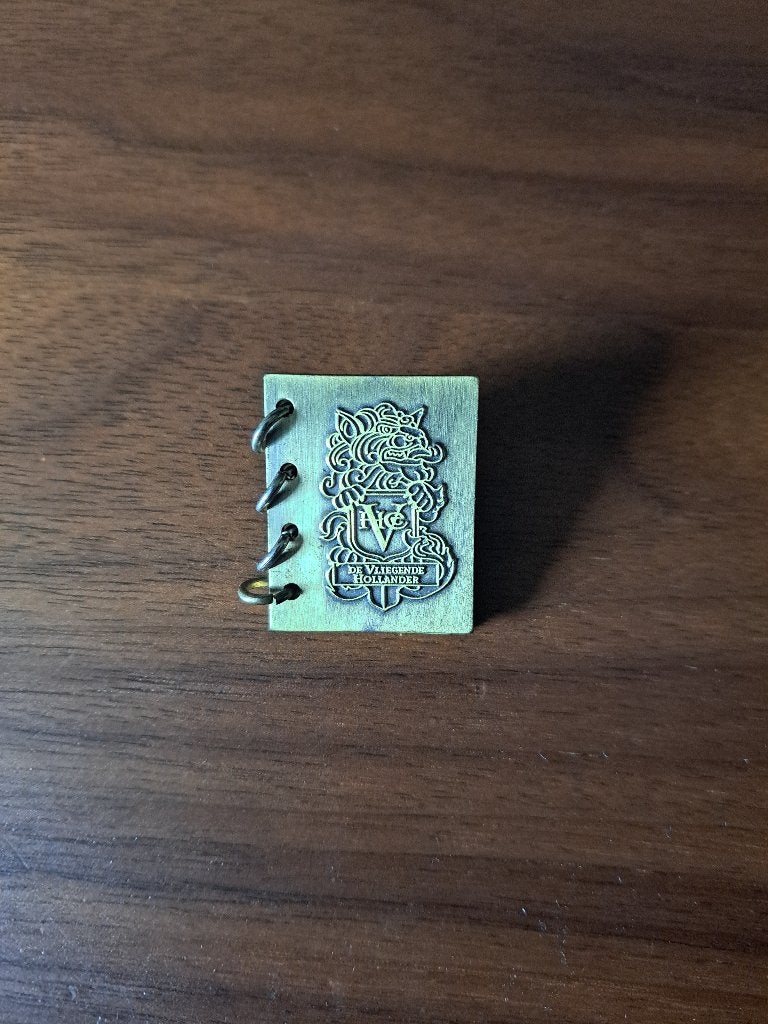 efteling pin vliegende hollander boek, Verzamelen, Efteling, Ophalen of Verzenden, Gebruikt, Button of Speldje