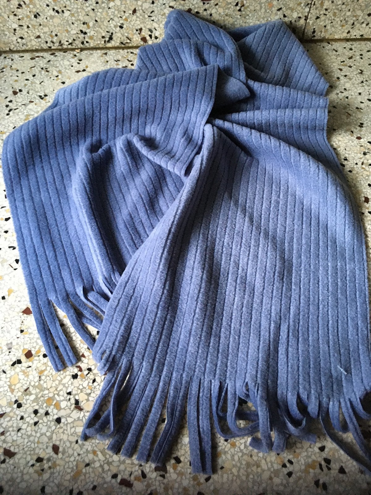 Lavendelgrijze fleece sjaal in ribpatroon — NIEUW, Ophalen of Verzenden, Nieuw, Maat 46/48 (XL) of groter, Sjaal
