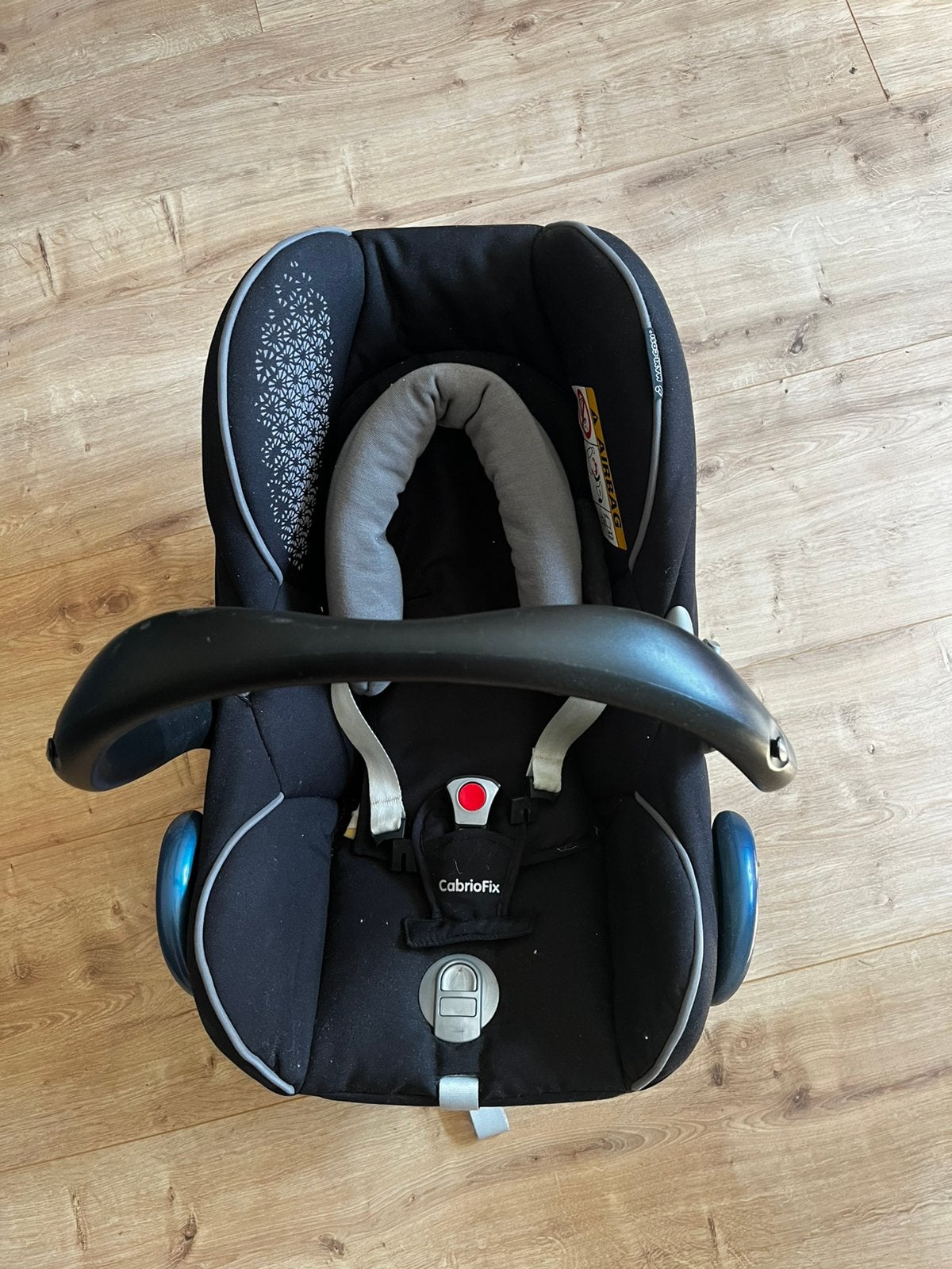 Maxi cosi met verhoger, zonnescherm, trappelzak en regenhoes, Ophalen, Autogordel, Afneembare rugleuning, Zo goed als nieuw