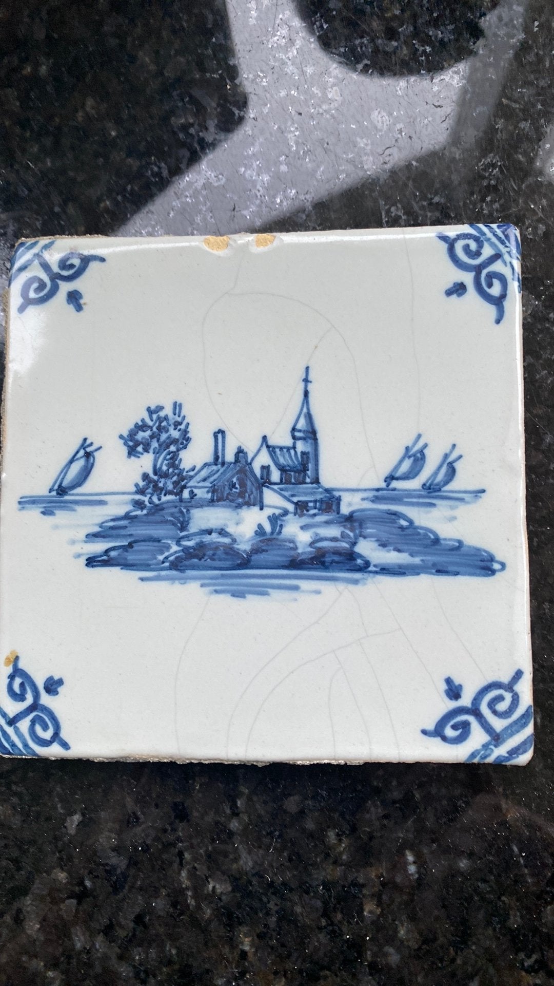 Oude Makkum tegel met eiland in zee, Ophalen of Verzenden