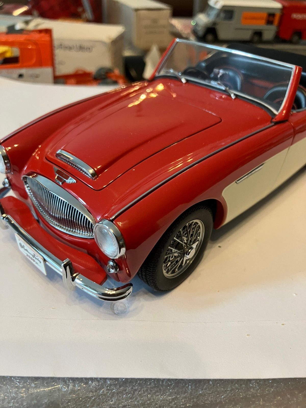 van AUTOart. AUSTIN HEALY 3000Z ROOD / WIT van 155 euro VOOR, Ophalen of Verzenden, Zo goed als nieuw, Autoart