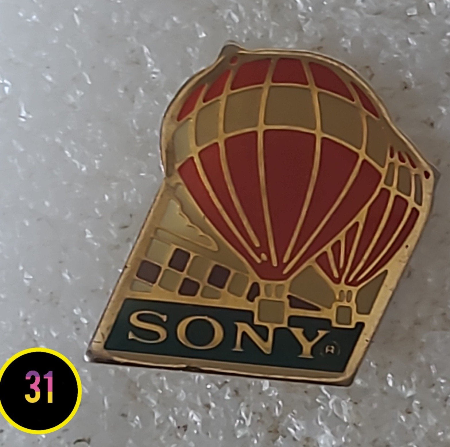 Vintage Sony Pin - Luchtballon Design, Verzamelen, Verzenden, Gebruikt, Merk, Speldje of Pin