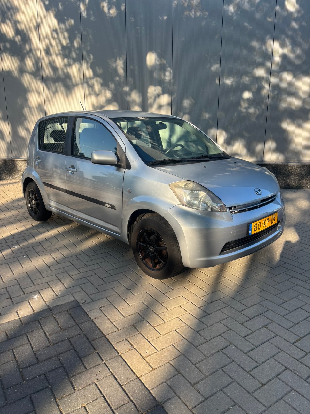 Daihatsu Sirion 1.0 51KW 2007 Grijs Met nieuwe APK!! En NAP, Auto's, Voorwielaandrijving, Stof, Handgeschakeld, Grijs