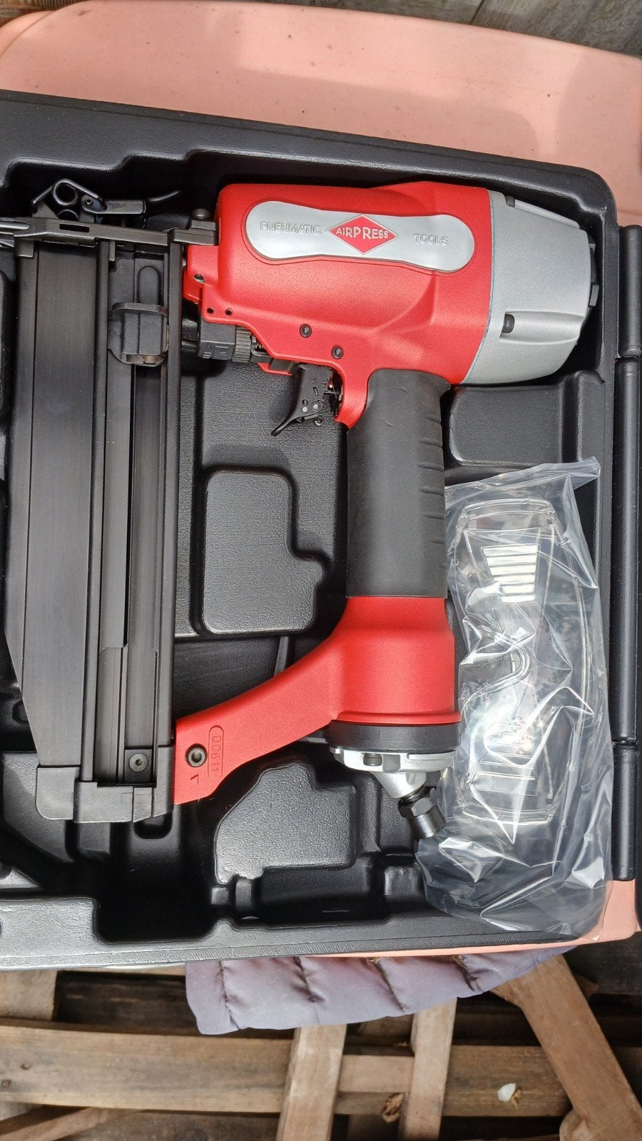 Pneumatisch Spijkerpistool  nieuw, Doe-het-zelf en Verbouw, Nieuw, ..., Ophalen of Verzenden, Tacker/nietmachine