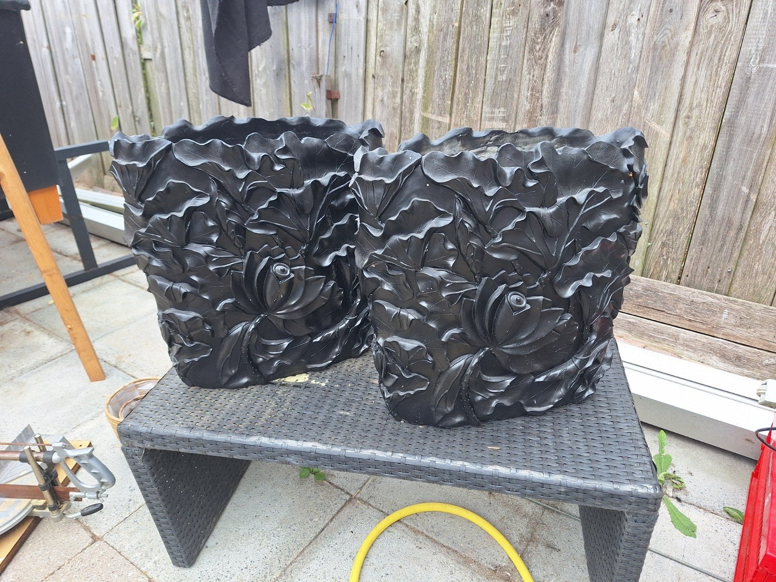 Set van 2 decoratieve bloempotten met bladmotief, Tuin en Terras, Bloembakken en Plantenbakken, Gebruikt, Vierkant, Ophalen of Verzenden