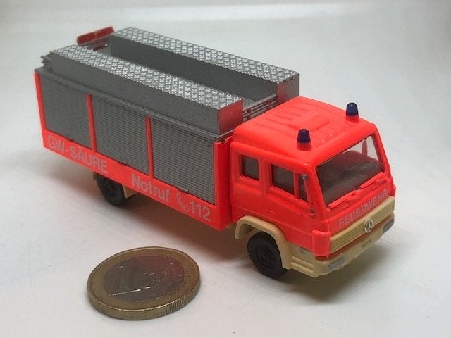 Brandweer Mercedes Gereedschapwagen Lang Fluor, Praline, Hobby en Vrije tijd, Ophalen of Verzenden, Gebruikt, Bus of Vrachtwagen