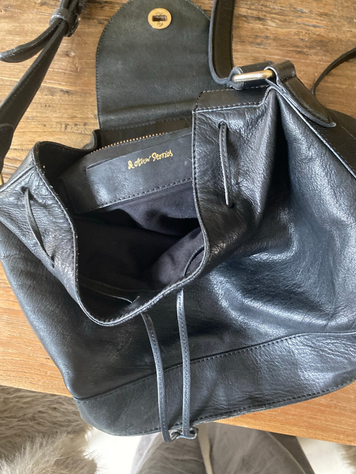Zwarte leren buideltas van & Other Stories, Sieraden, Tassen en Uiterlijk, Ophalen of Verzenden, Gebruikt, Zwart, Schoudertasje