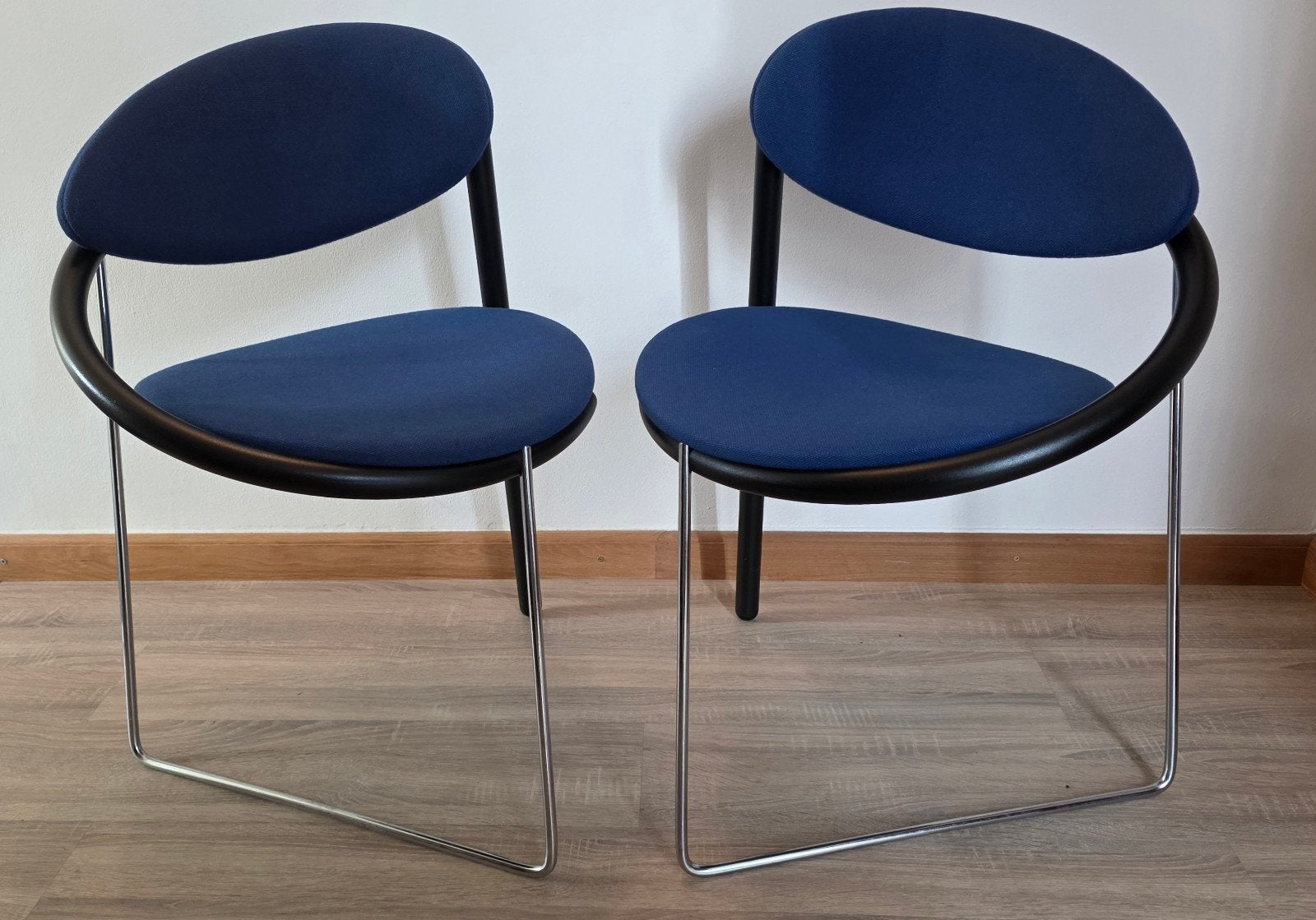 Set van 2 blauwe stoelen met metalen onderstel, Huis en Inrichting, Stoelen, Ophalen, Gebruikt, Twee, Blauw