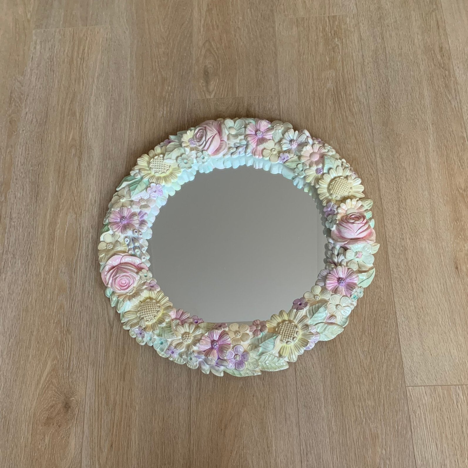Spiegel met bloementand in pastelkleuren, Antiek en Kunst, Ophalen of Verzenden, Rond, 50 tot 100 cm
