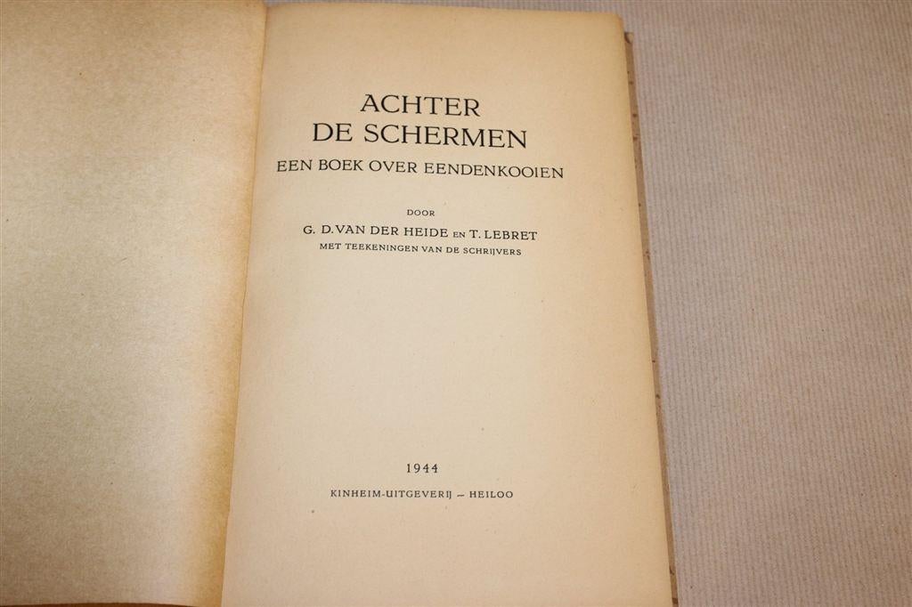 Achter de Schermen — Eendenkooien Vangst & Jacht 1944, Boeken, Natuur, Ophalen of Verzenden, Gelezen, Natuur algemeen