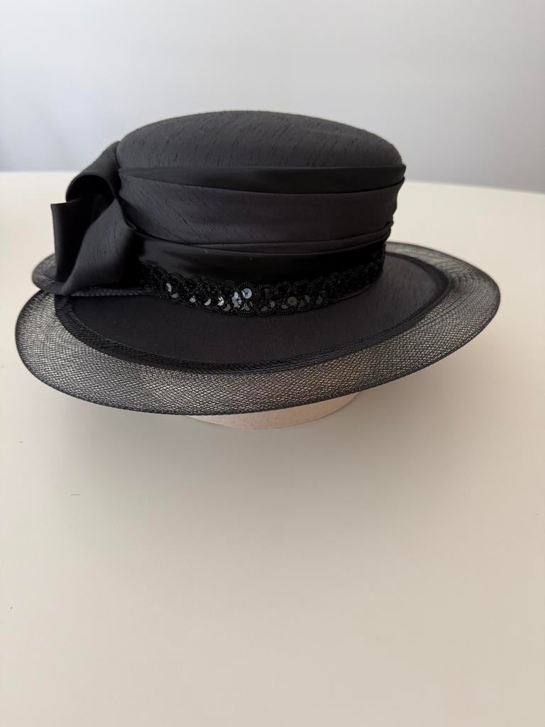 Chique zwarte dameshoed van ruwe zijde met strik (52 cm), Kleding | Dames, Hoeden en Petten, Ophalen of Verzenden, Zo goed als nieuw