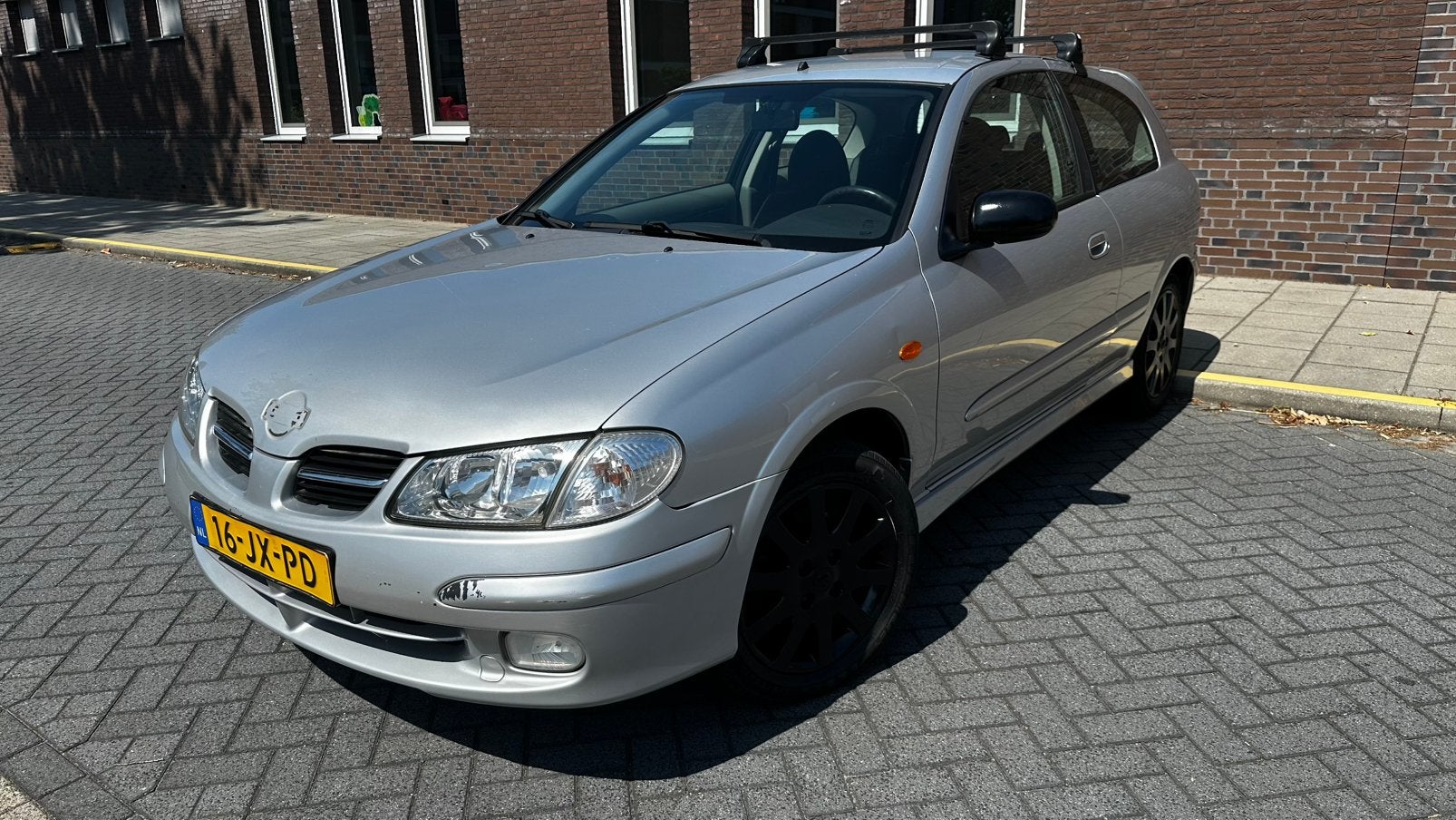800 VASTE MEENEEMPRIJS Nissan Almera 1.8 3D, Auto's, Nissan, 4 cilinders, Origineel Nederlands, 1200 kg, Zilver of Grijs
