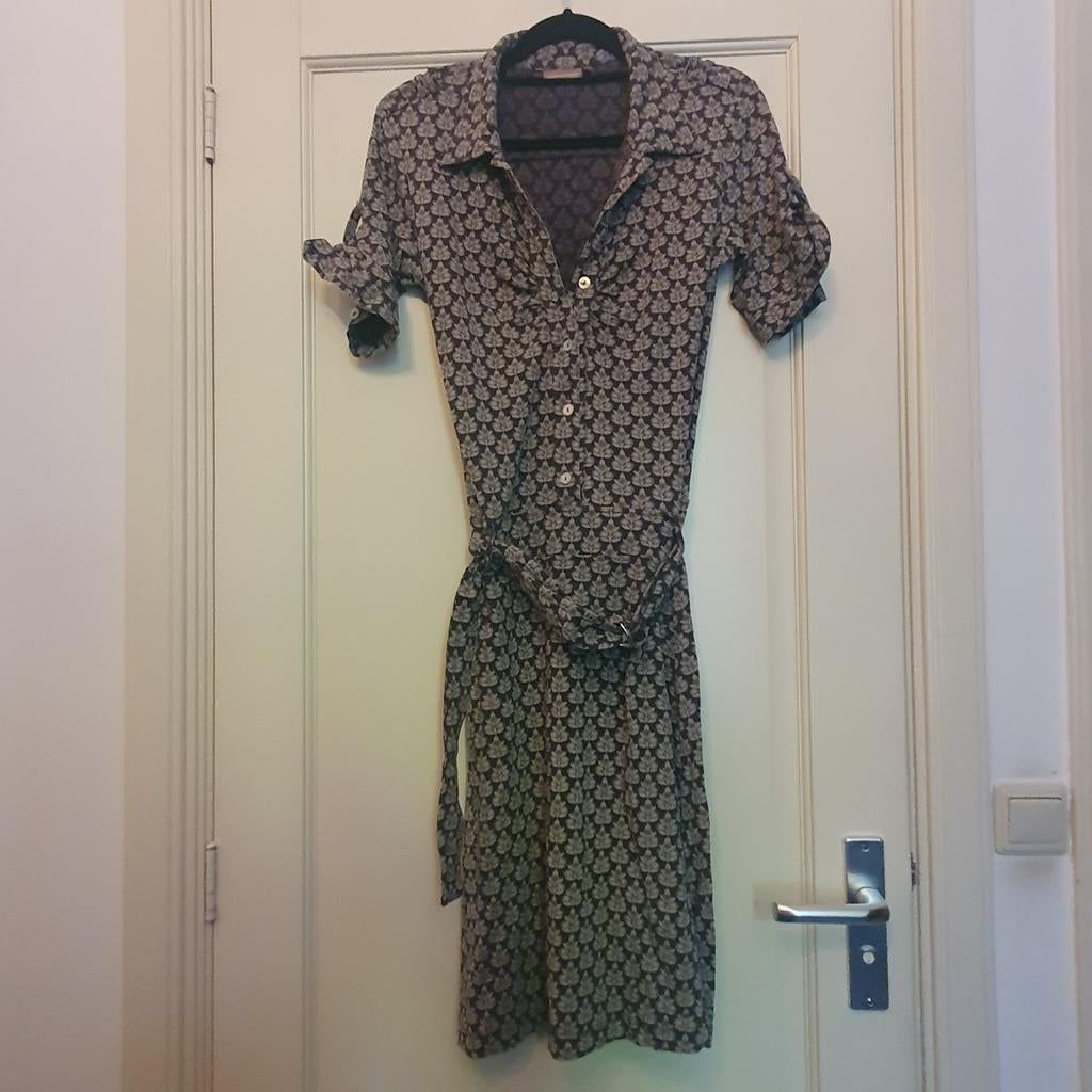 Nette jurk met bloemenprint en ceintuur, Maat 38/40 (M), Beige, Zo goed als nieuw, Knielengte