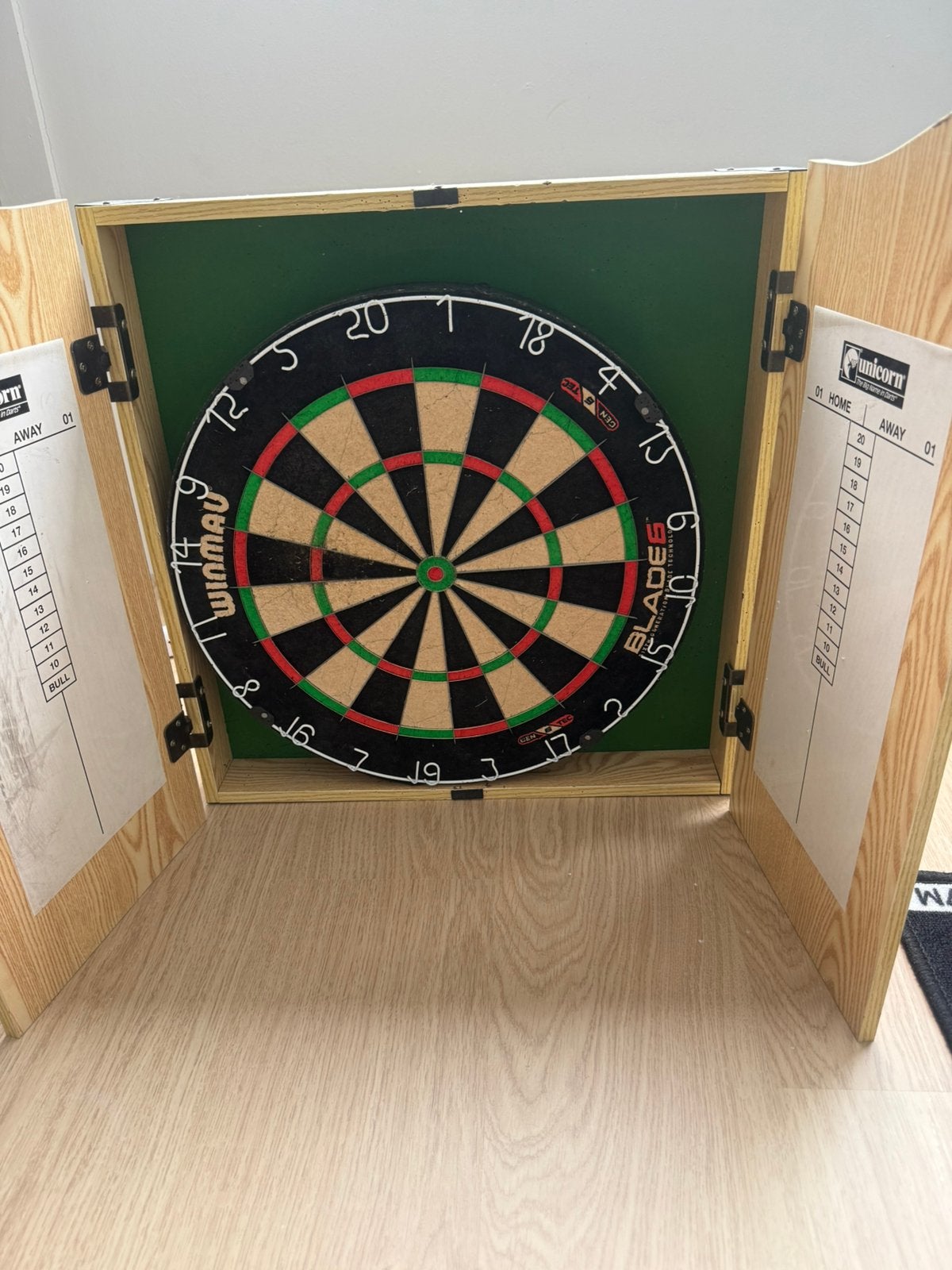 Winmau blade 6 incl houten kabinet, Sport en Fitness, Ophalen of Verzenden, Gebruikt, Dartbord