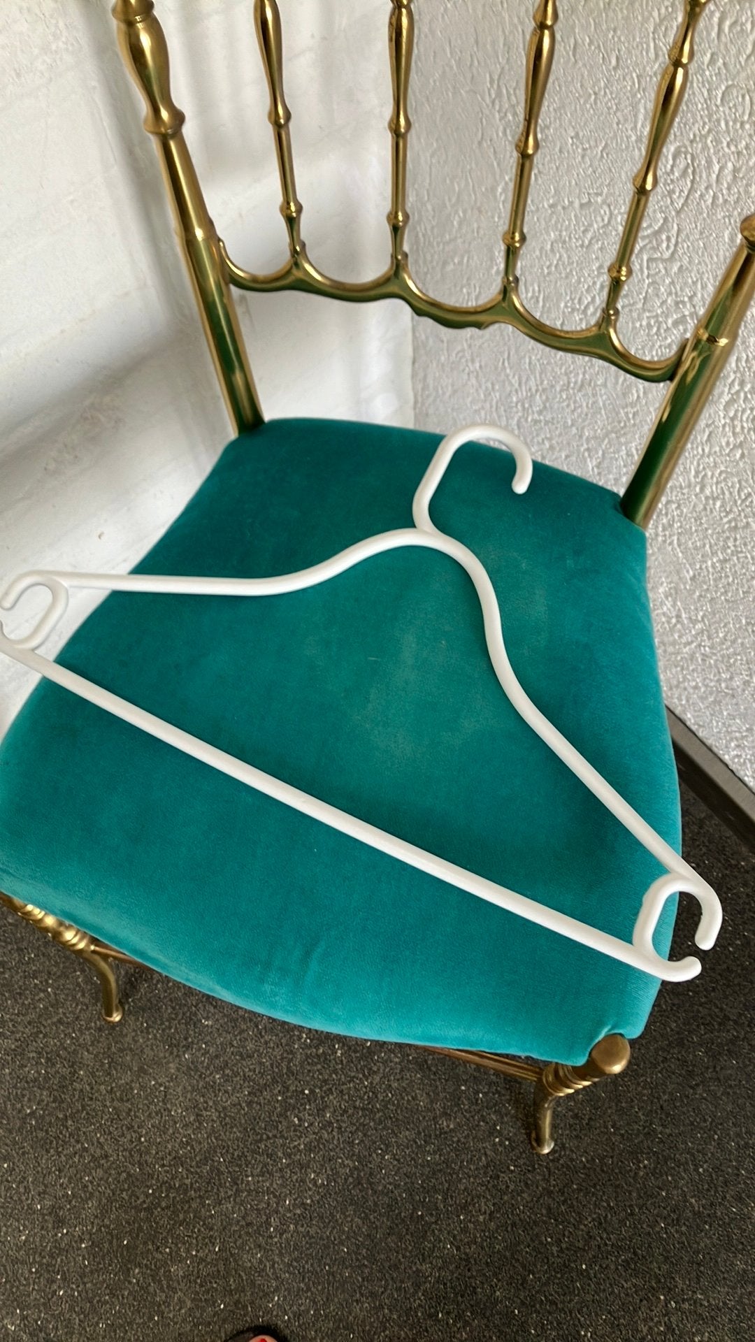 25 wiitte kleerhangers, Kleding | Dames, Kledinghangers, Ophalen of Verzenden, Zo goed als nieuw, Kunststof, Volwassenen