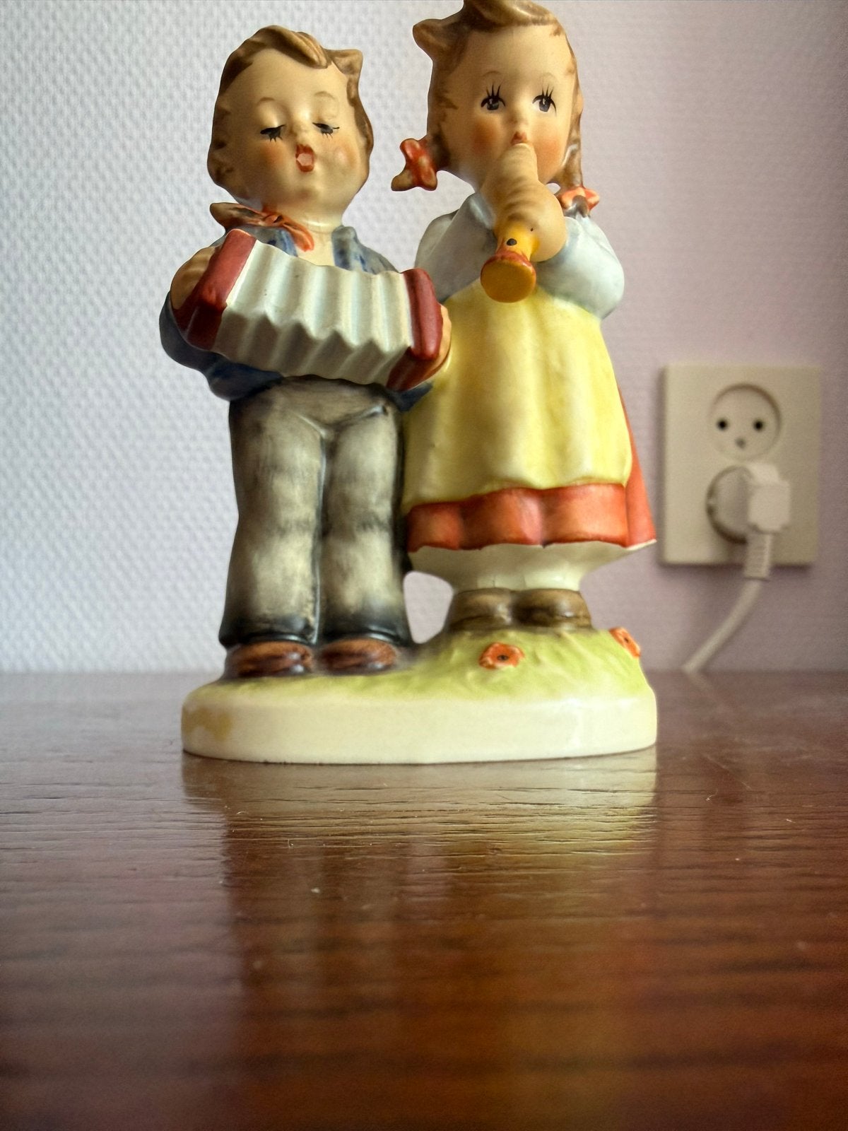 Vintage Hummel beeldje: Jongen met accordeon, meisje met flu, Ophalen, Gebruikt, Hummel