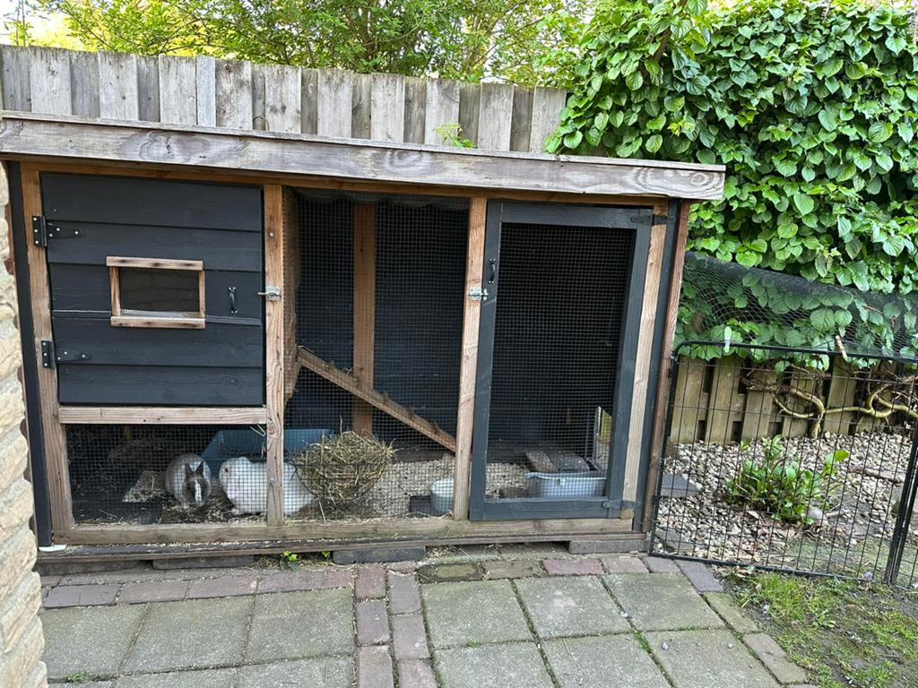 Groot Konijnenhok Antraciet Hout - 205x85 - in goede staat, Dieren en Toebehoren, Knaagdieren en Konijnen | Hokken en Kooien, Zo goed als nieuw