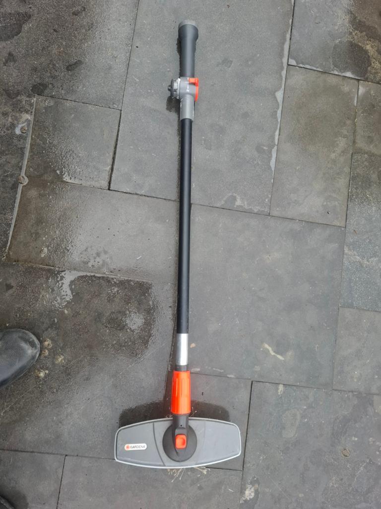 Gardena Terrasreiniger met steel en wateraansluiting, Ophalen of Verzenden, Zwenksproeier